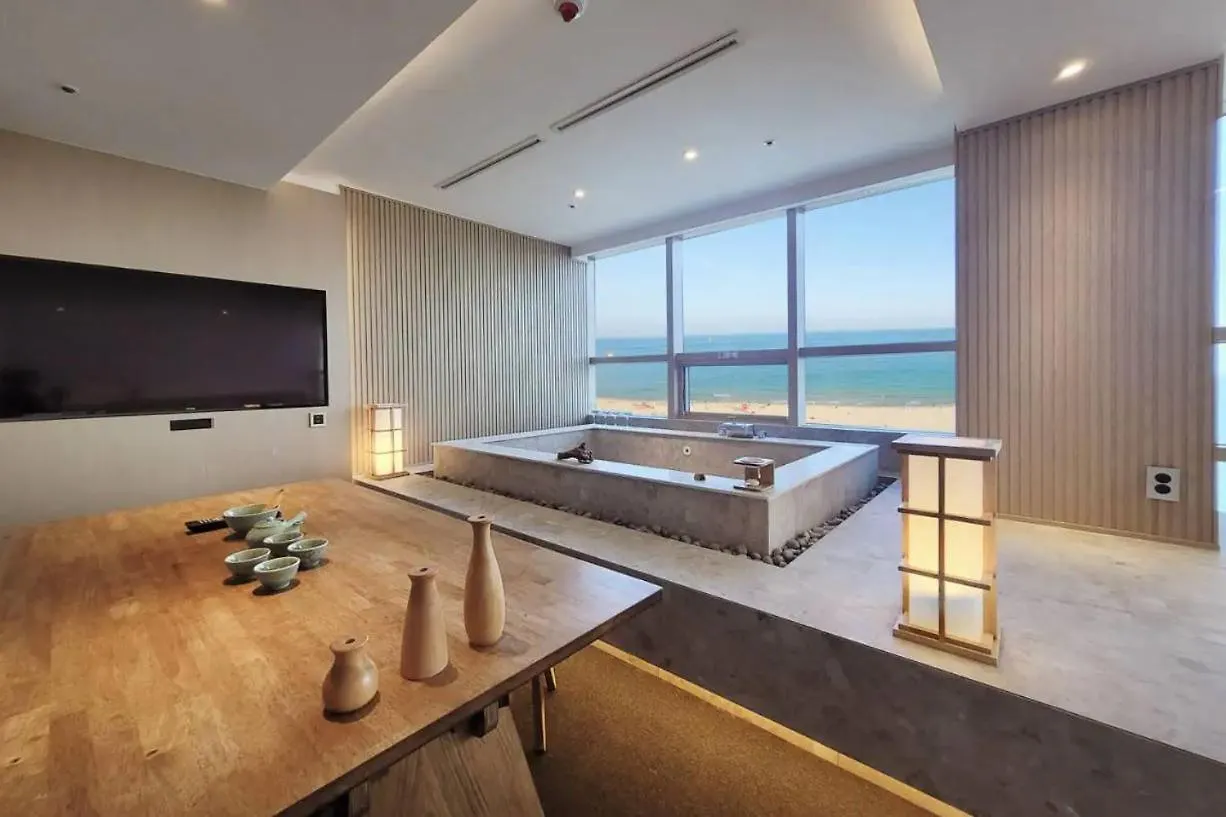 Uh Suite The Haeundae 3*, Busan